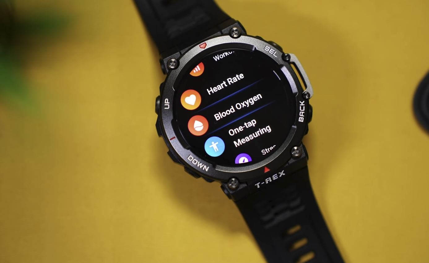 Amazfit has made the best use of the available space by installing a 454-by-454-pixel AMOLED touchscreen